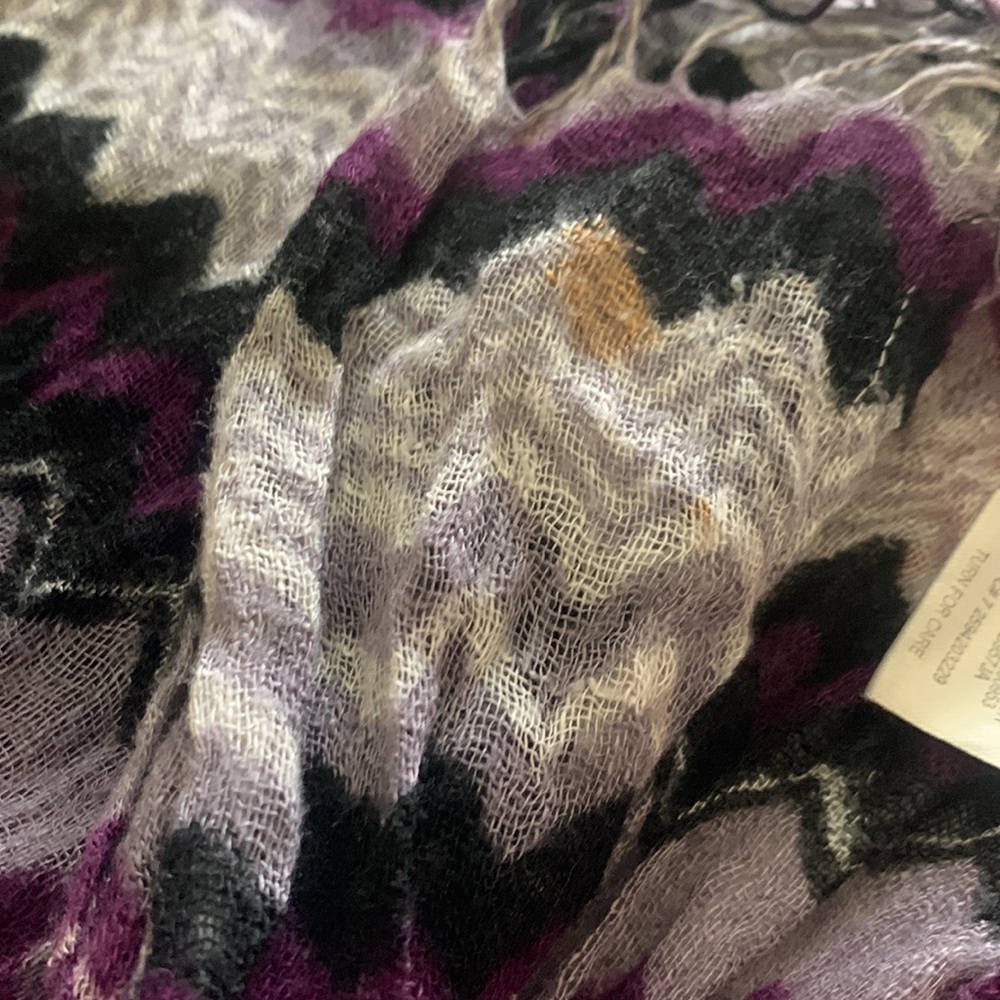 2 preloved Miley Cyrus scarves - Picture 3 of 6